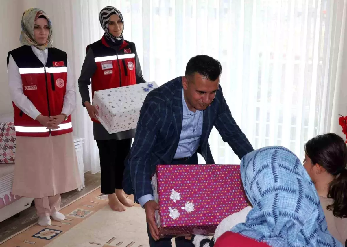 Erzurum'da Aile Yılı Etkinliği: 200 Çocuğa Bayram Hediyesi
