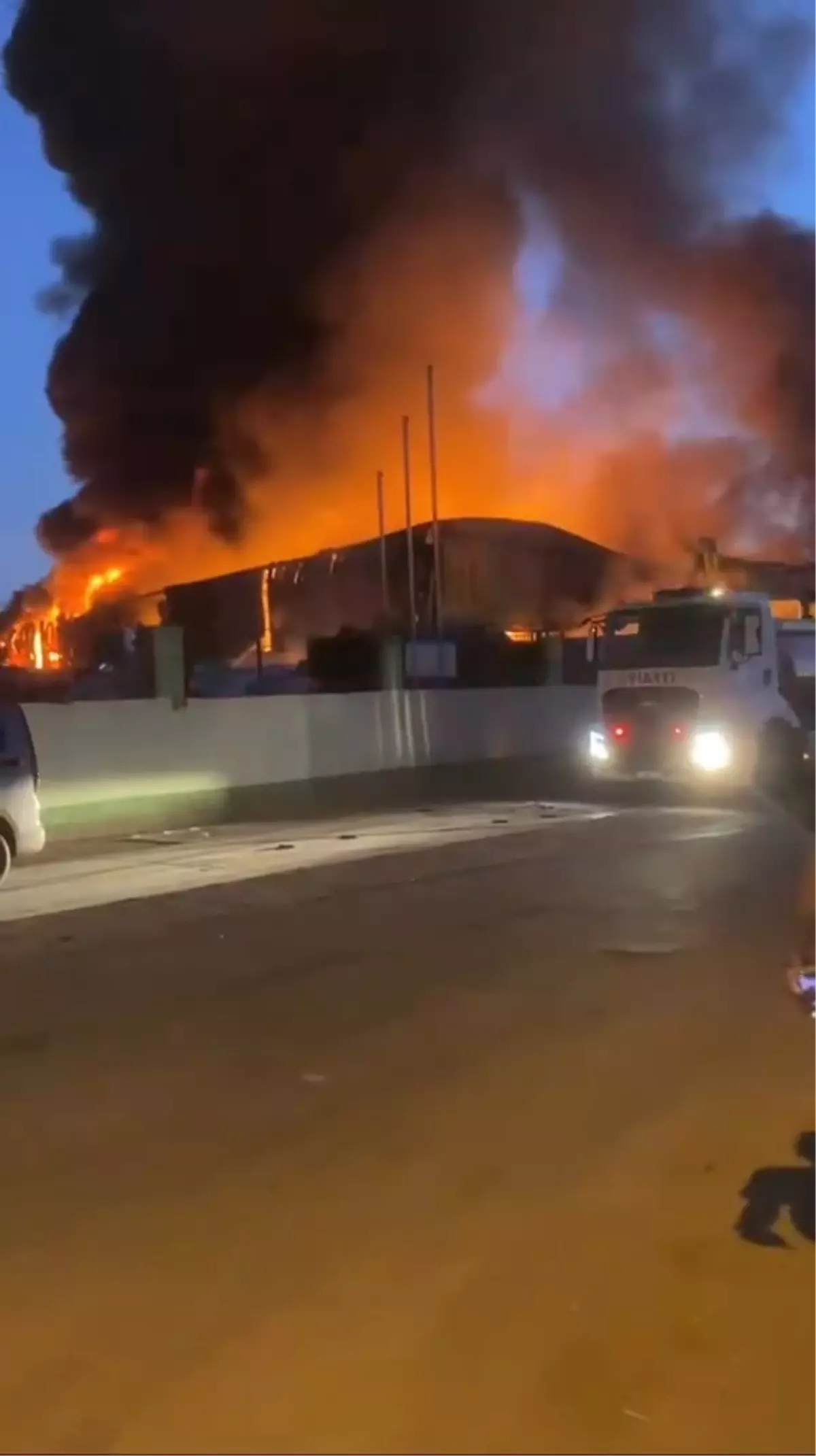 Adana'da Geri Dönüşüm Fabrikasında Büyük Yangın