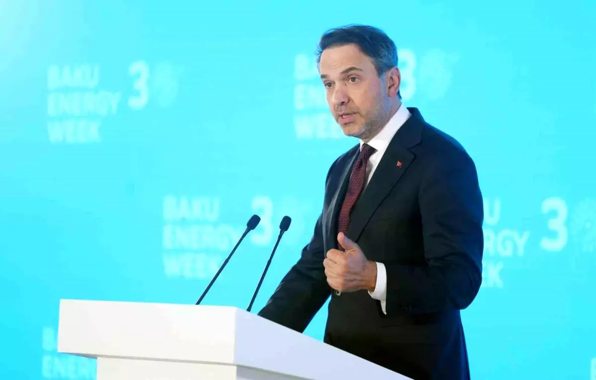 Bakan Bayraktar, Bakü'de 30. Uluslararası Hazar Petrol ve Doğalgaz Fuarı'na katıldı