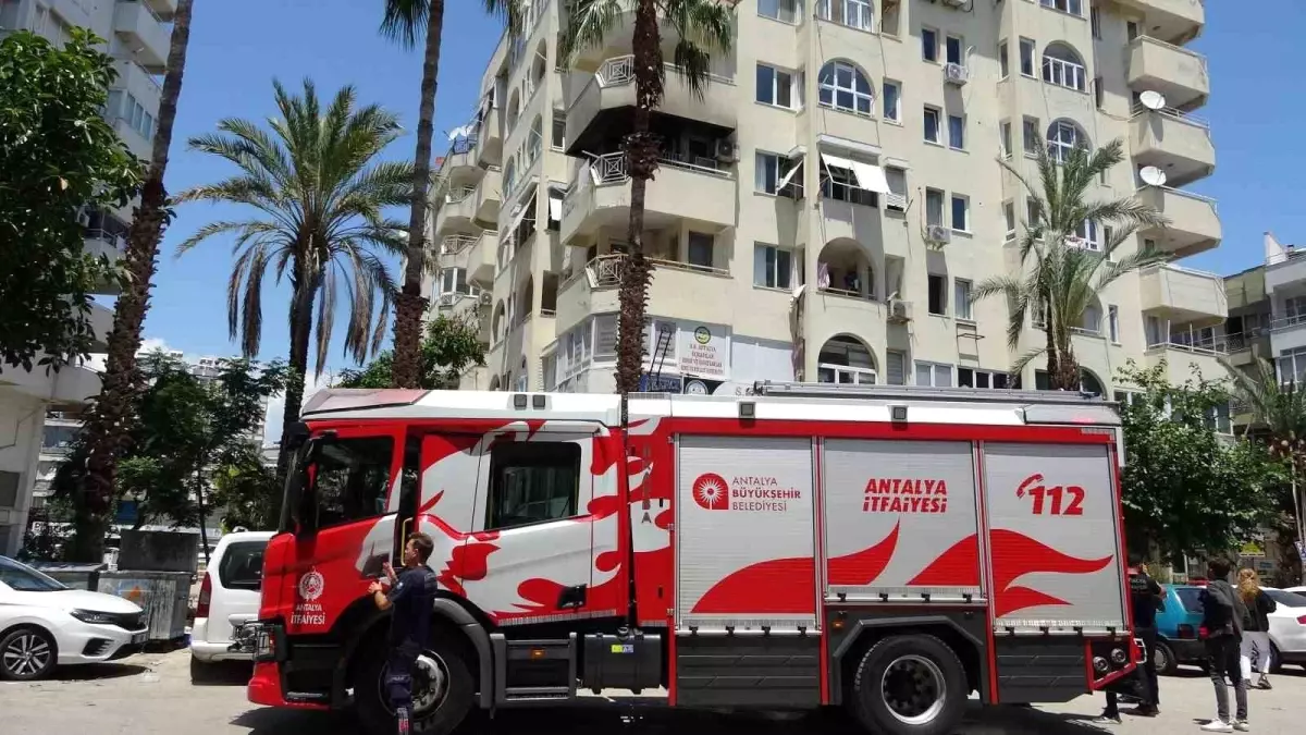 Antalya'da Apartman Balkonu Yangınında Maddi Hasar