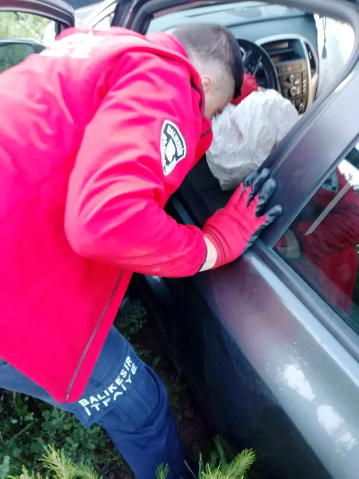 Balıkesir'de Şarampole Uçan Otomobilin Sürücüsü Yaralı Olarak Kurtarıldı