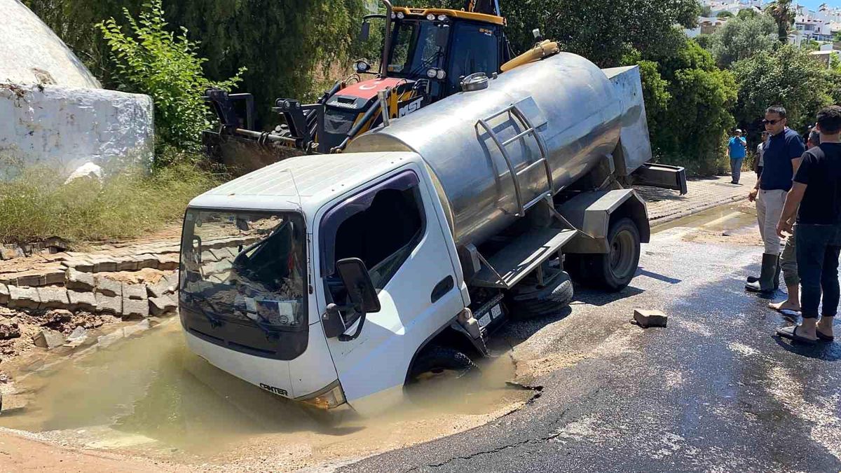 Bodrum'da Ana İsale Hattında Patlama: Tanker Çukura Düştü