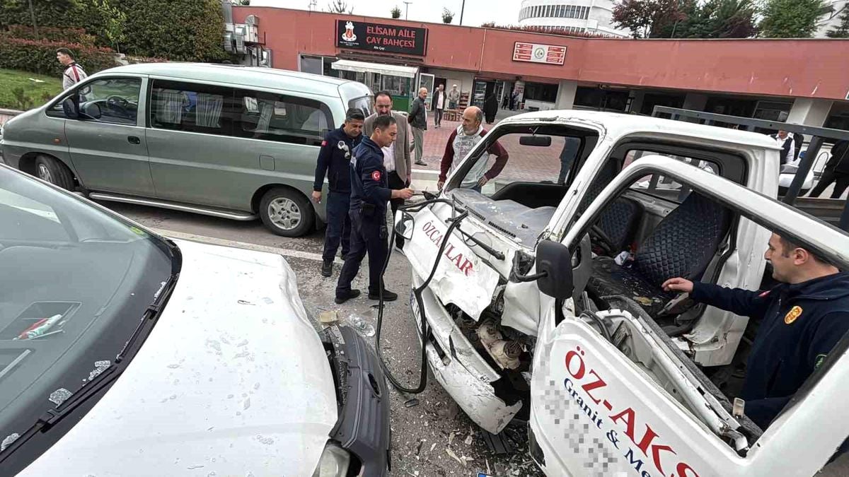Bolu'da Hafif Ticari Araç ile Kamyonet Kafa Kafaya Çarpıştı: 3 Yaralı