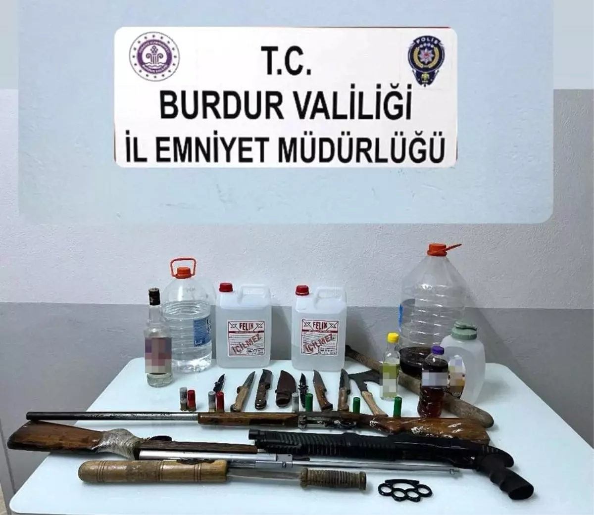 Burdur'da Kaçak İçki ve Silahlarla Dolu Evde Şüpheli Gözaltına Alındı