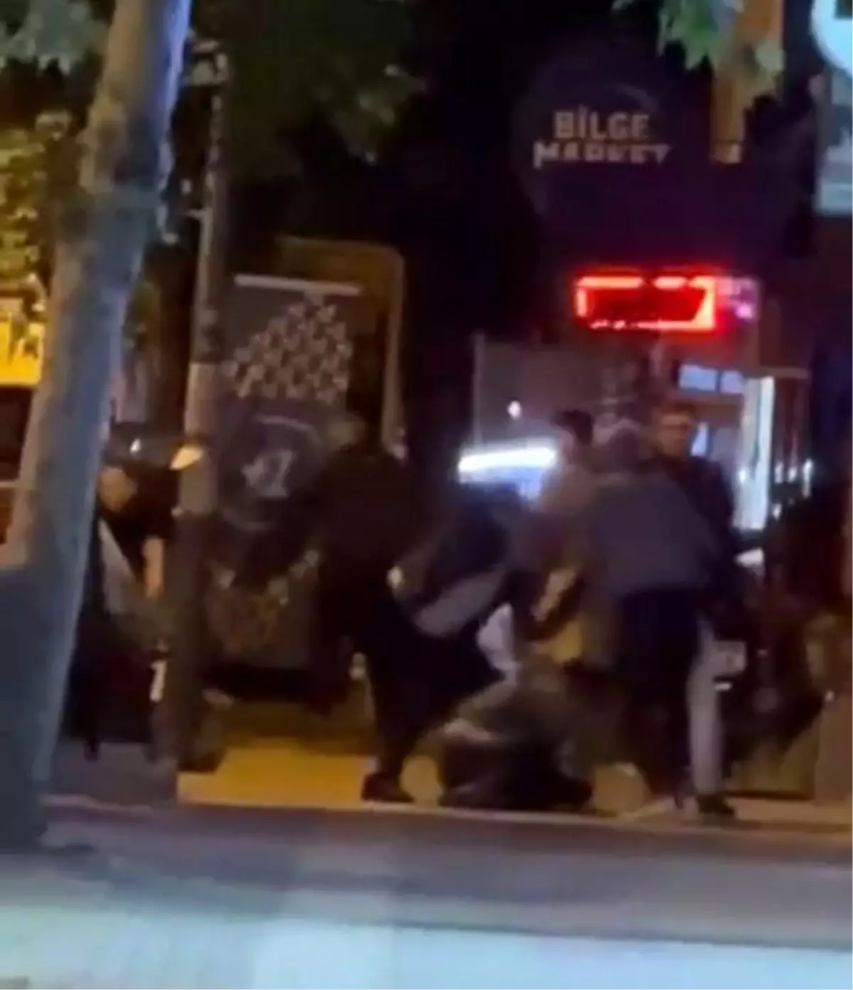 Bursa'da Grupla Tartışan Kişi Tekme Tokat Darp Edildi
