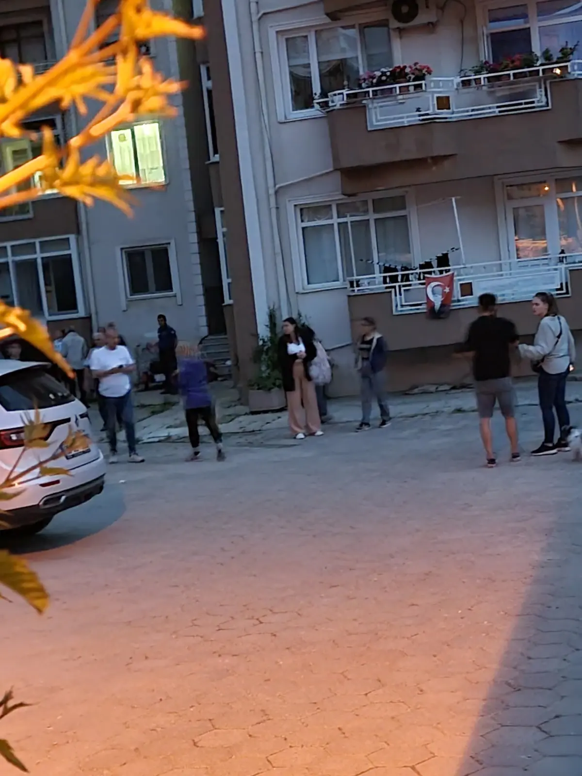 Gelibolu'da cam silerken 2. kattan düşen kadın hayatını kaybetti