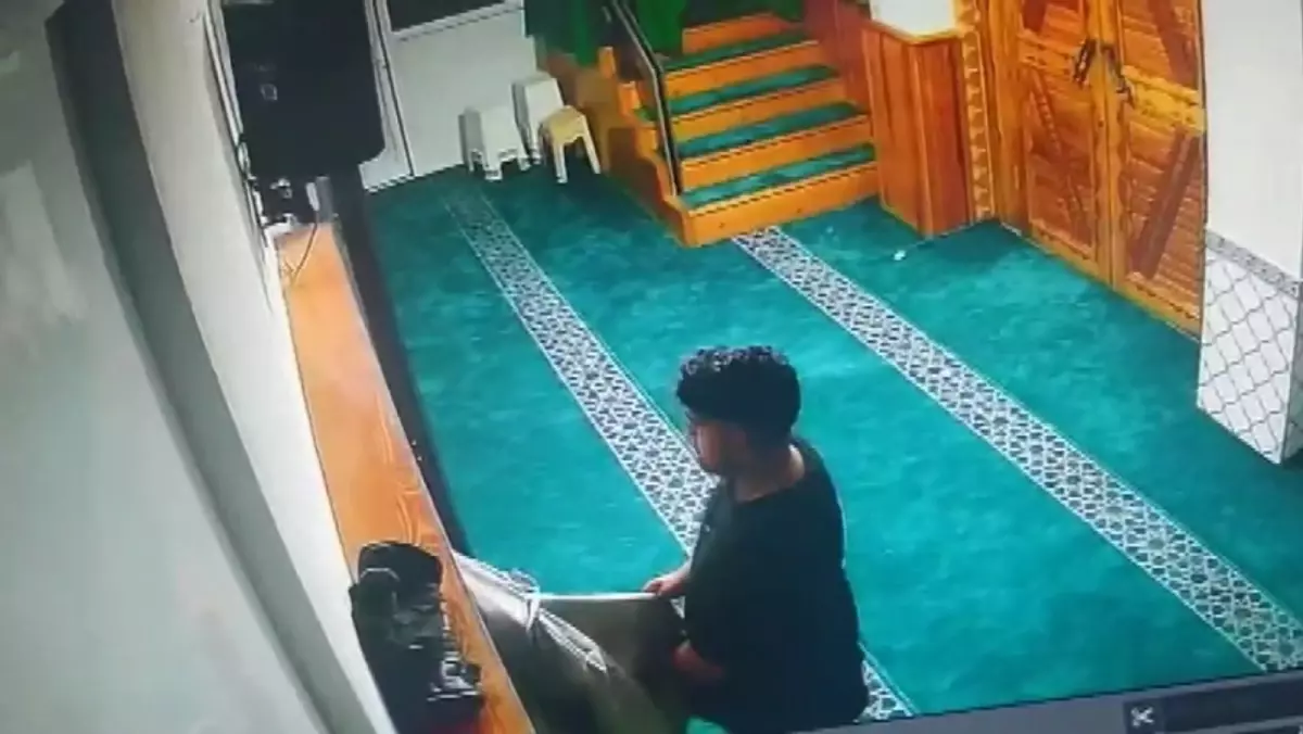 Camide Hırsızlık: Bağış Kutusu ve Cüzdan Çalındı