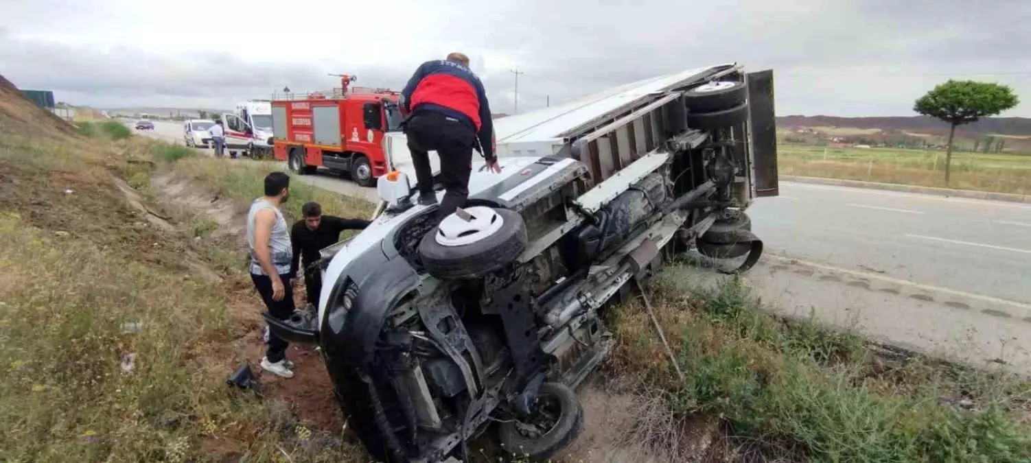 Çorum'da Kamyonet Şarampole Devrildi, Sürücü Yaralandı