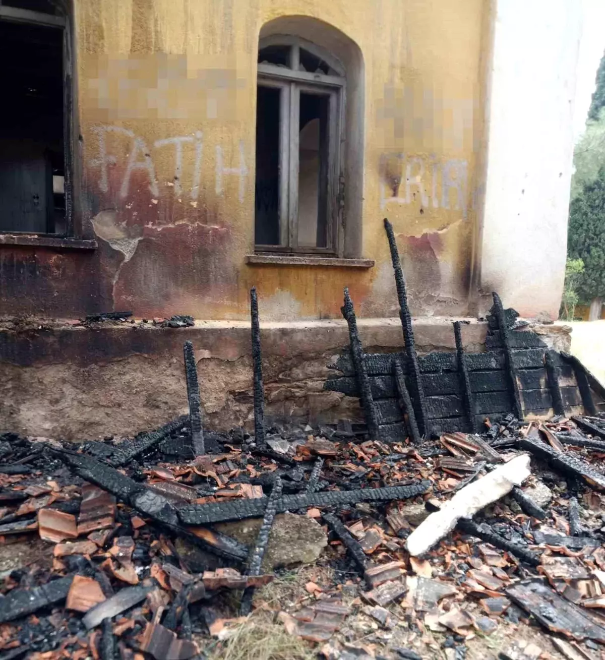 Denizli'deki Tarihi Ortaköy İlkokulu Yangında Kül Oldu