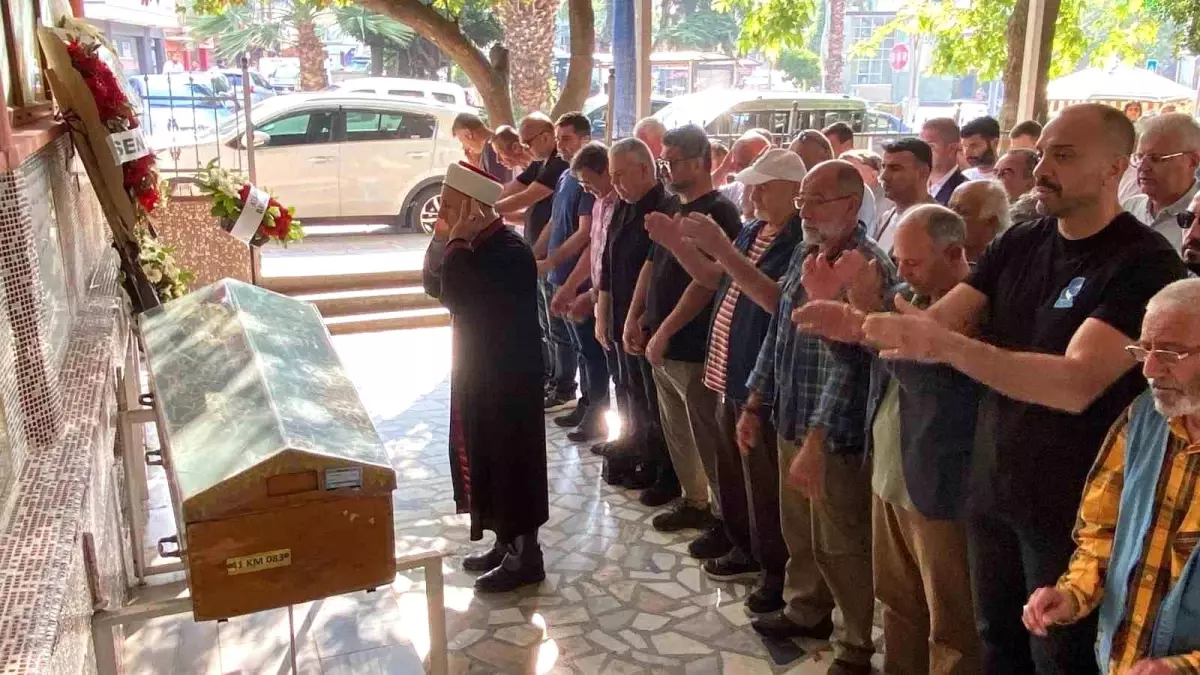 Demet Akalın, Kuzeninin Cenaze Törenine Katıldı