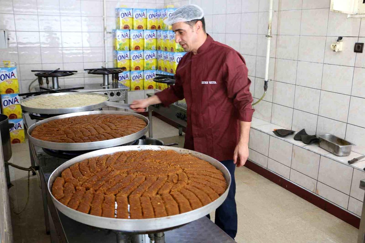 Diyarbakır'da Kurban Bayramı Tatlı Hazırlıkları 3 Vardiya ile Devam Ediyor