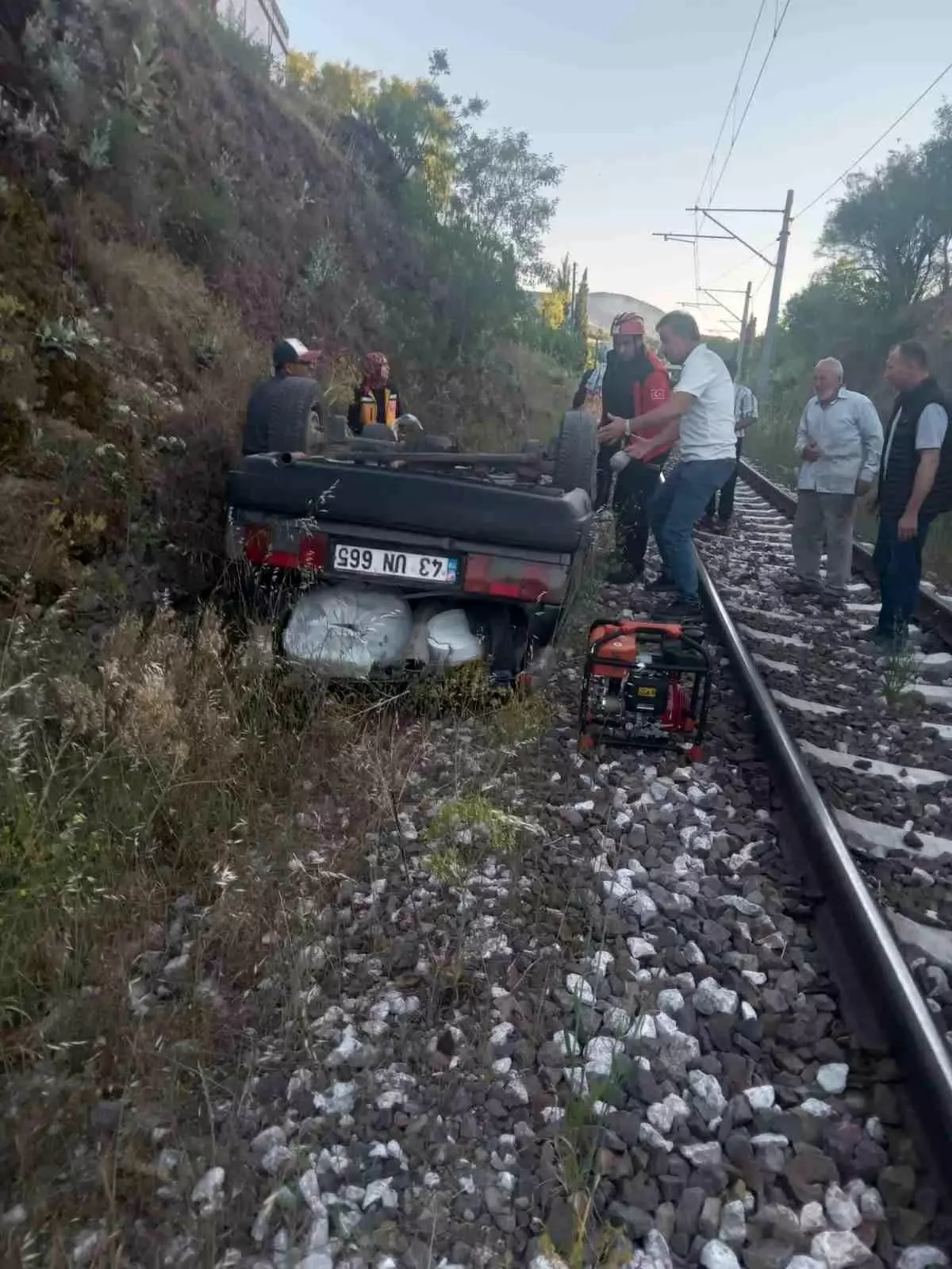 Balıkesir'de Otomobil Tren Yoluna Uçtu