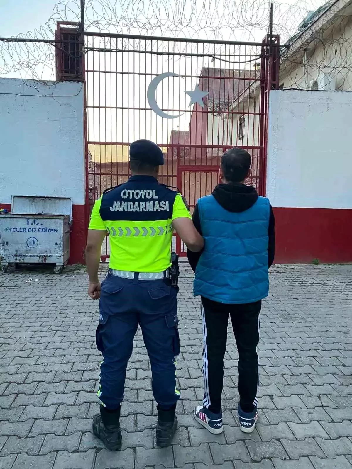 Düzensiz Göçmen Operasyonunda Suçlu Şahıs Tutuklandı