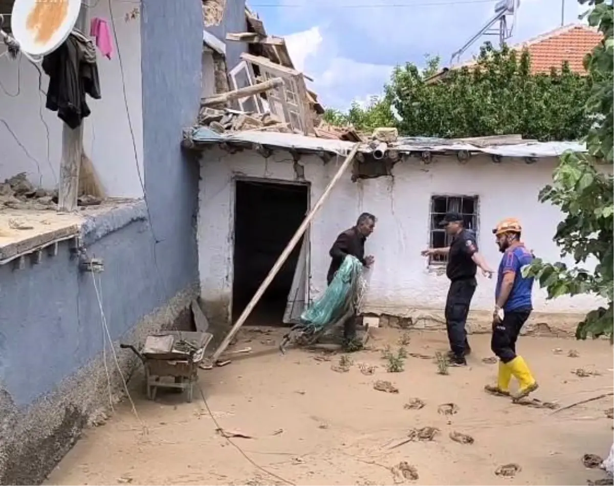 Kırşehir'de Sel Felaketi: Ev Yıkıldı, Yardım Çalışmaları Başladı