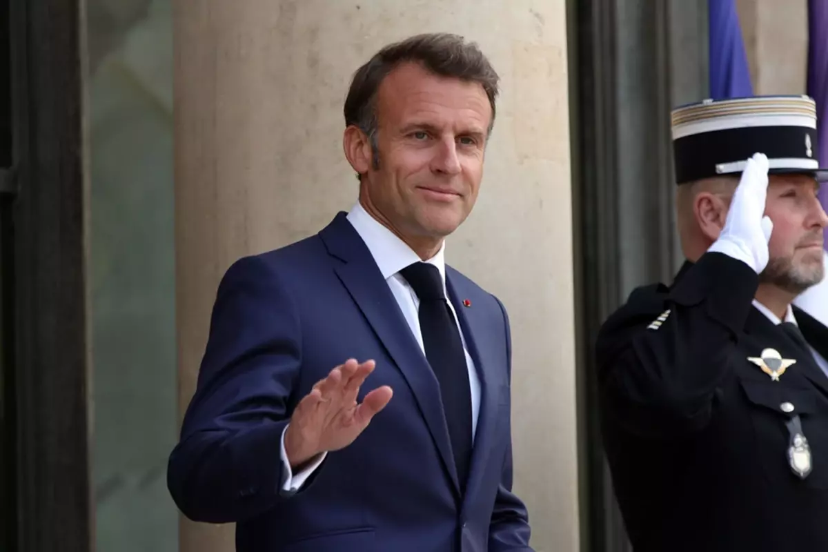 Fransa Cumhurbaşkanı Macron'un heykelini çaldılar
