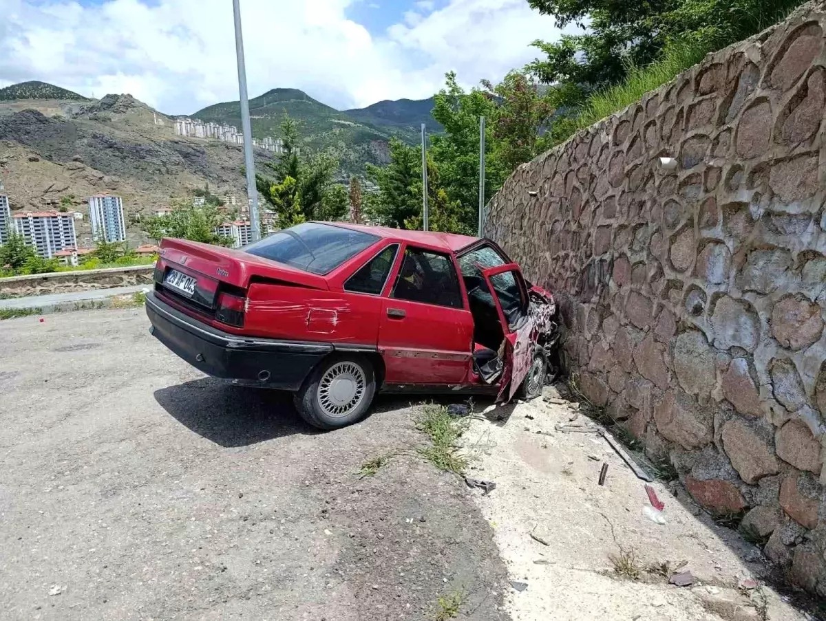 Gümüşhane'de Otomobil Kazası: 2 Yaralı