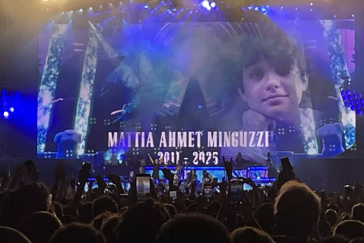 Gun's N' Roses, İstanbul konserinde Mattia Ahmet Minguzzi'ye şarkı hediye etti