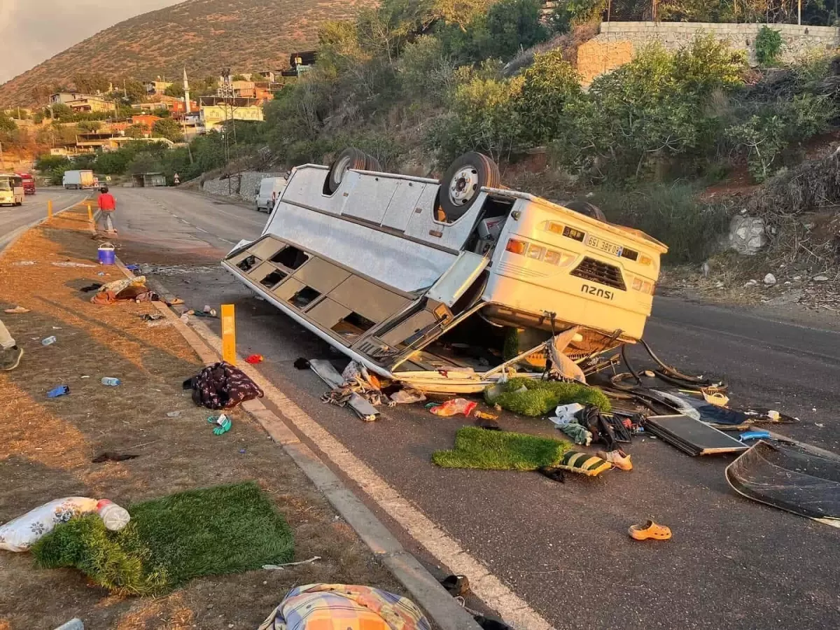 Hatay'da midibüs devrildi: 25 yaralı