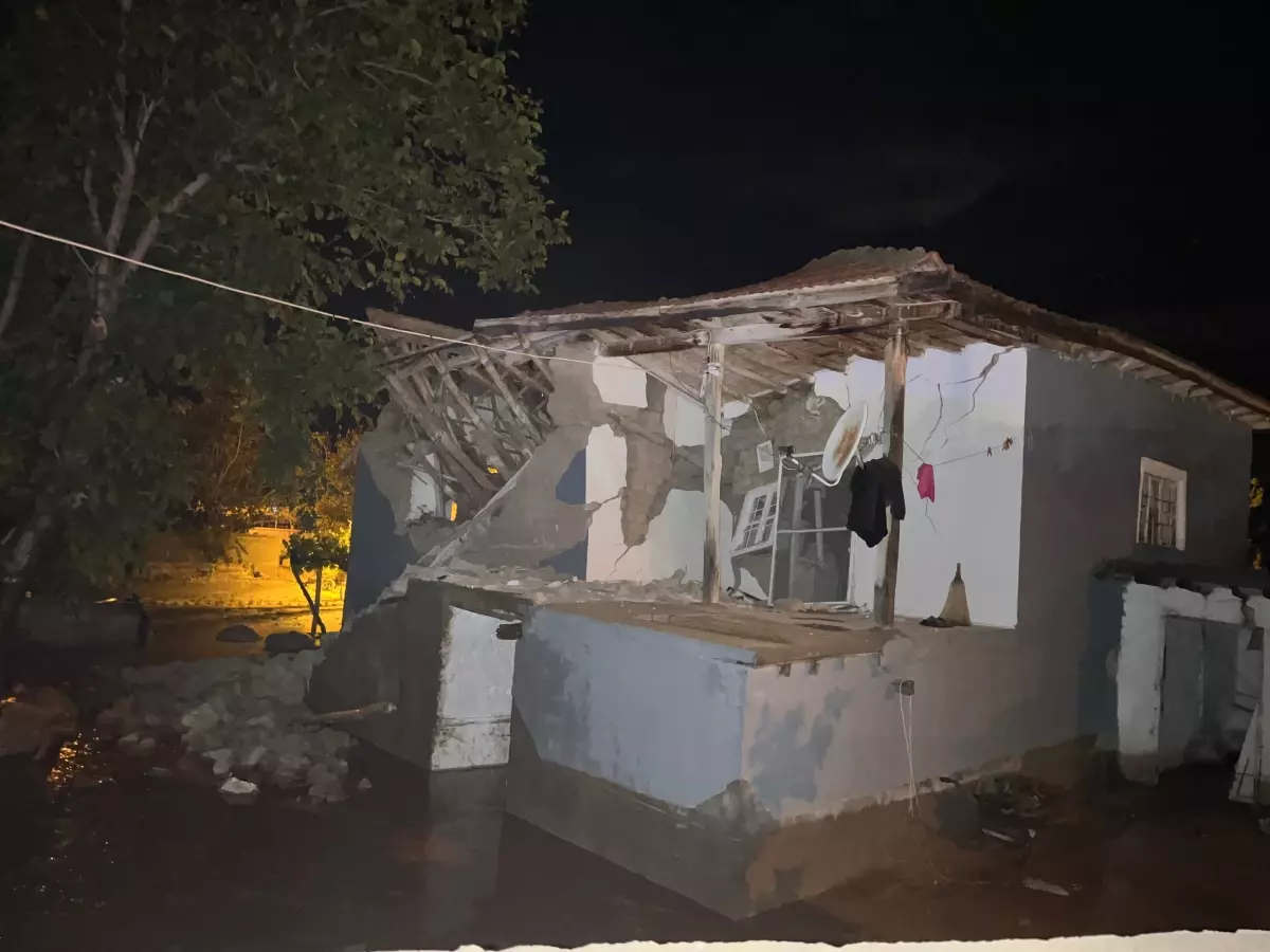 Kırşehir'de Şiddetli Sel: 1 Ev Yıkıldı, 3 Ev Tahliye Edildi