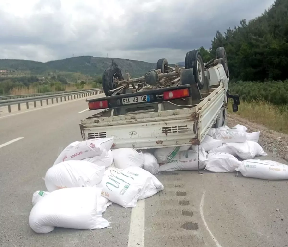 Osmaniye'de Un Yüklü Kamyonet Takla Attı