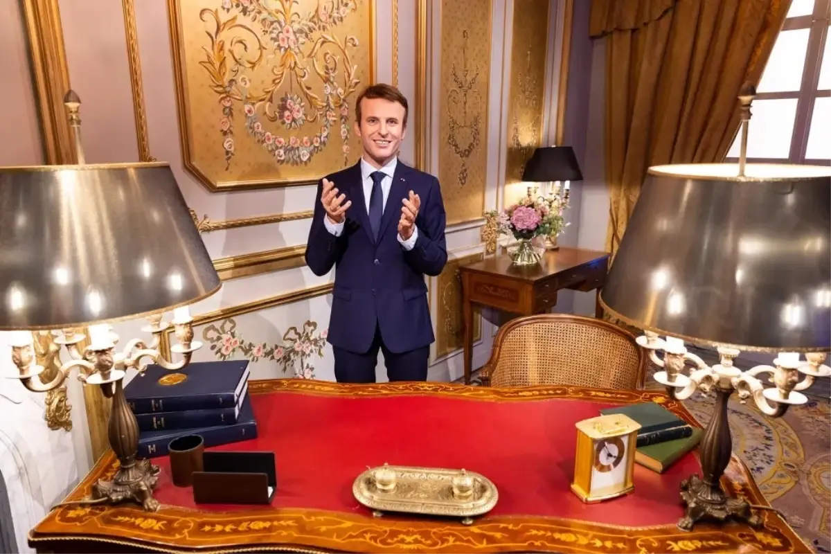 Macron'un Bal Mumu Heykeli Çalındı