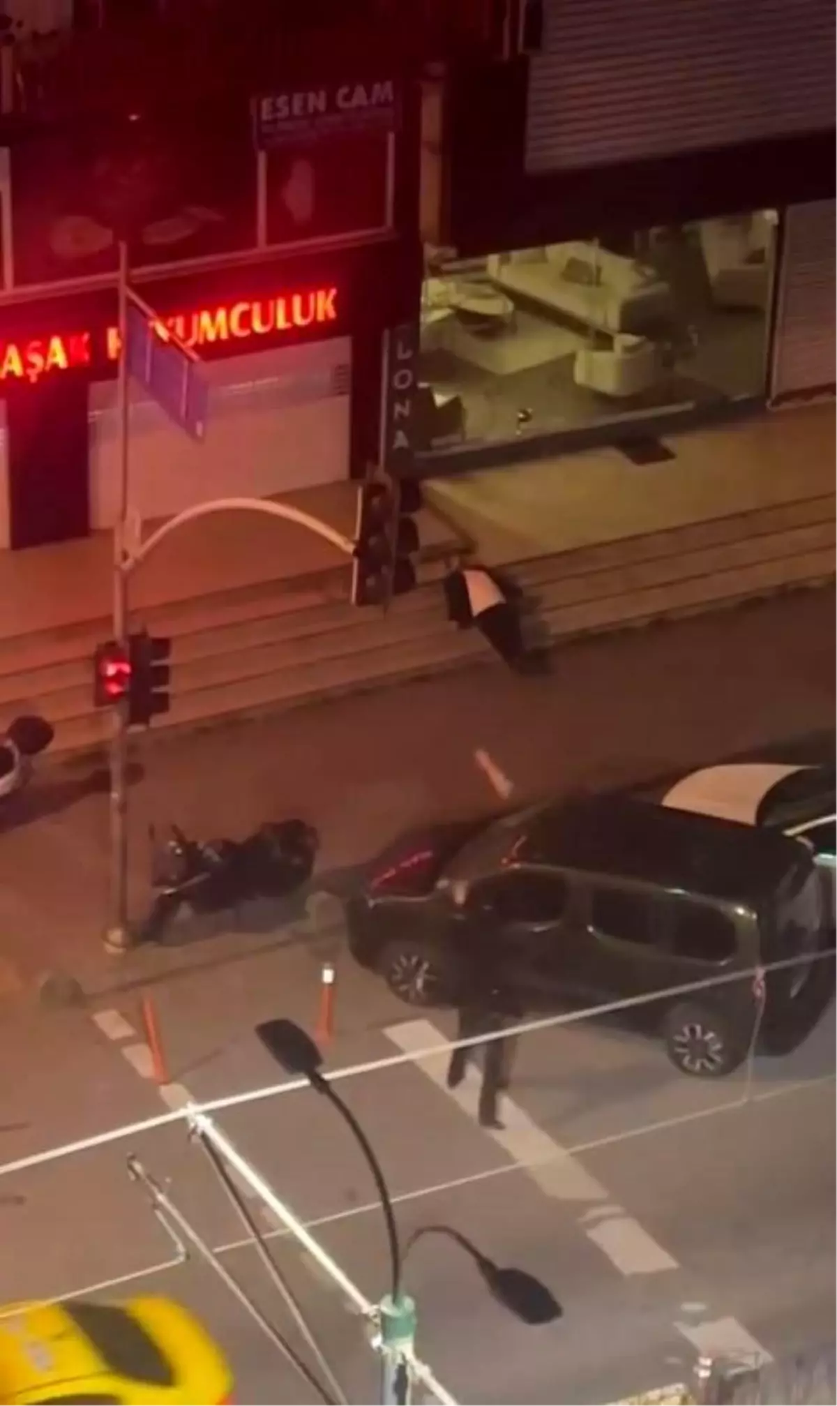 Sultangazi'de Genç, Uyuya Kalan Şahısı Plastik Dubayla Uyandırmaya Çalıştı