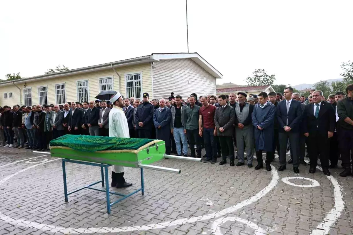 Mersin'de Boğulan Öğrenci Çorum'da Toprağa Verildi