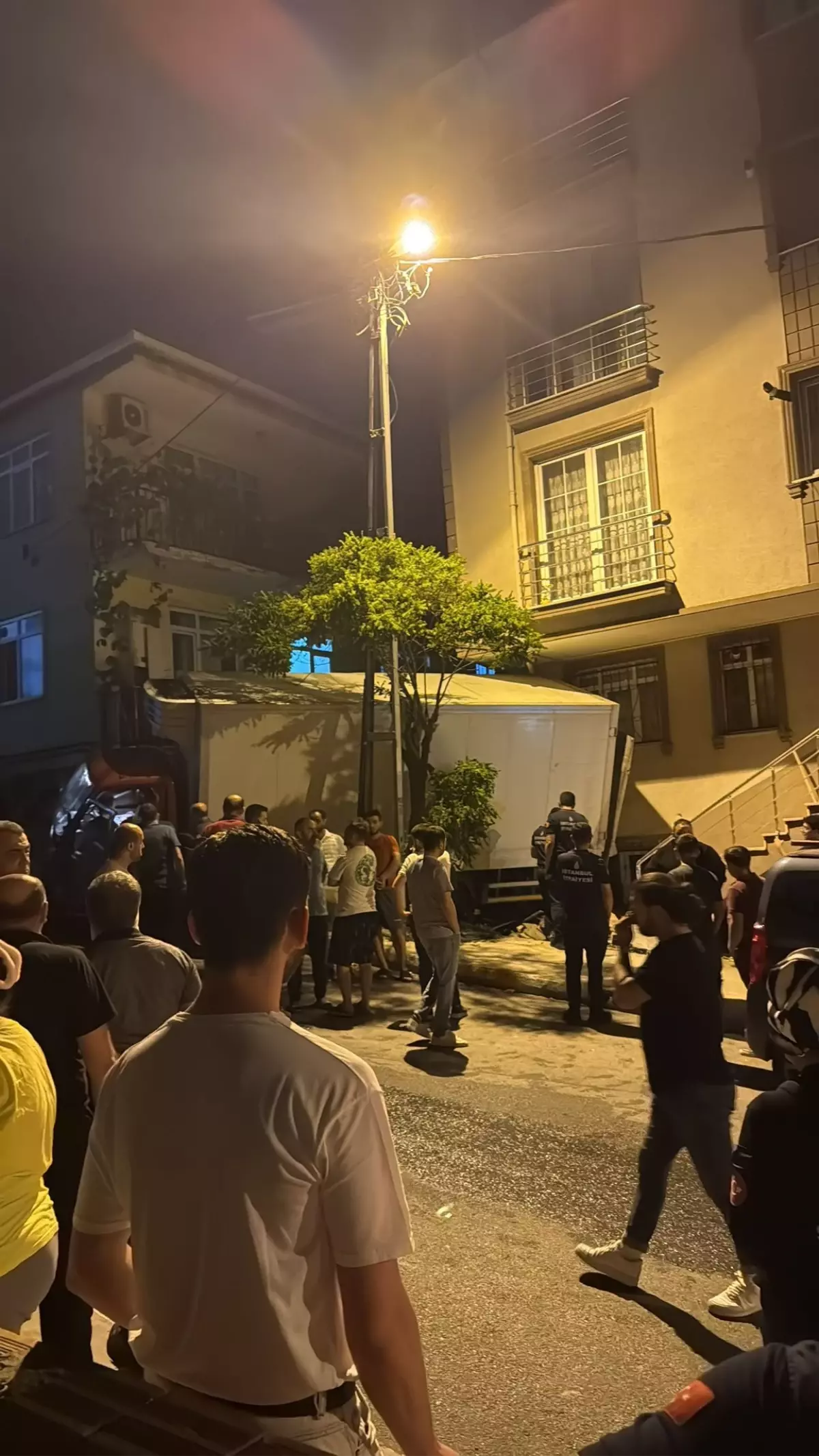 Pendik'te Kamyonet Rampada Geri Kayarak Kazaya Neden Oldu