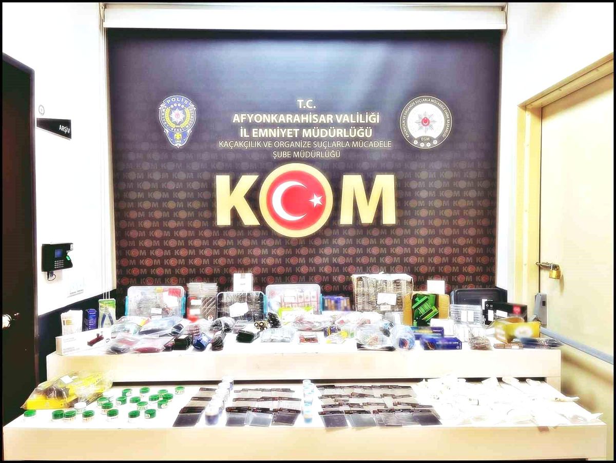 Afyonkarahisar'da Kaçak Telefon Aksesuarları Ele Geçirildi
