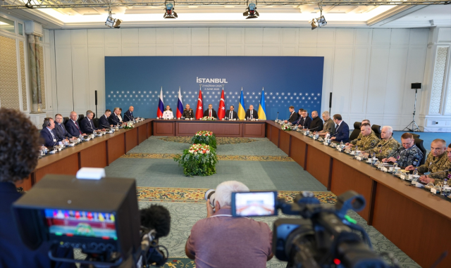 Rusya-Ukrayna barış için İstanbul'da! Görüşme 1 saat sürdü Rusya-Ukrayna barış için İstanbul'da! Görüşme 1 saat sürdü