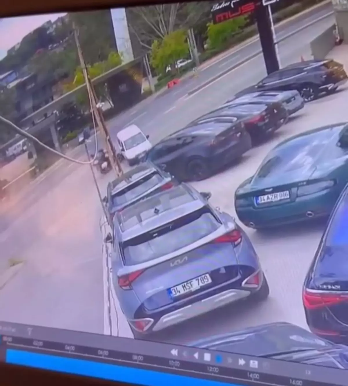 Sarıyer'de Trafik Kazası: Motosiklet ile Hafif Ticari Araç Çarpıştı