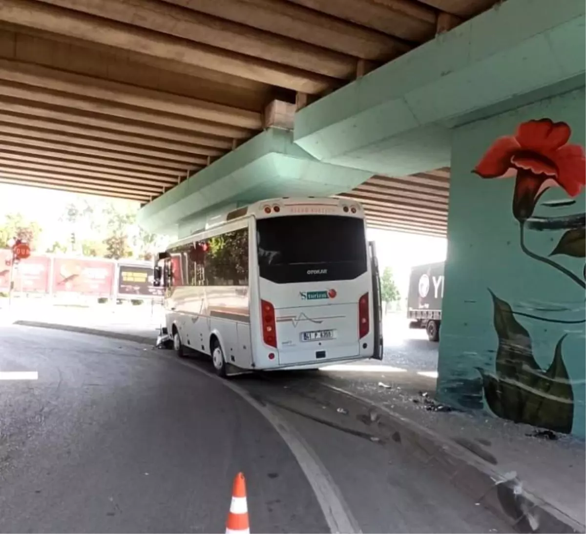 Kocaeli'de Servis Aracı Köprü Ayağına Çarptı