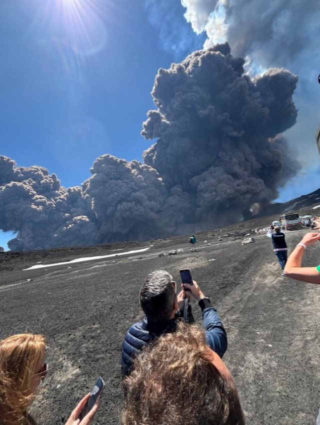 The Etna volcano in Sicily unexpectedly erupted! People are leaving the area