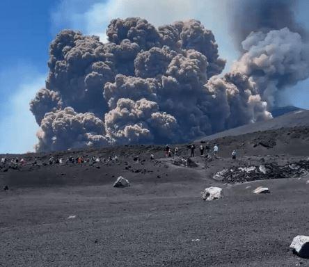 The Etna volcano in Sicily unexpectedly erupted! People are leaving the area