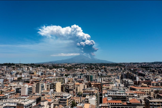 The Etna volcano in Sicily unexpectedly erupted! People are leaving the area