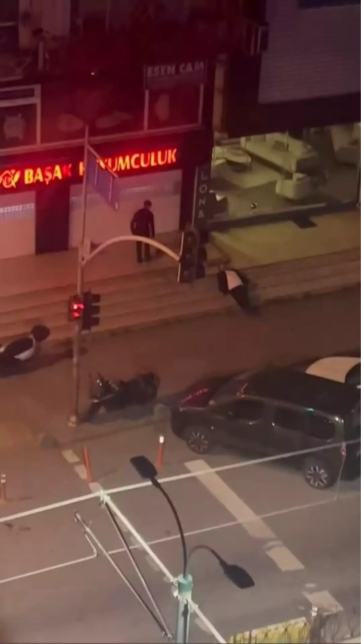 Sultangazi'de Alkolün Etkisiyle Kaldırımda Sızan Adamı Uyandırma Çabası