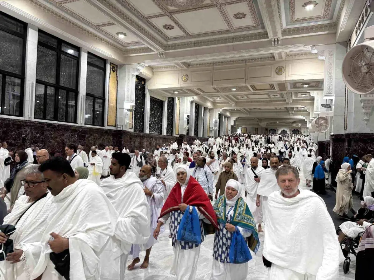 Mekke'de Hacılar için Ücretsiz Saç Tıraşı Hizmeti Başladı