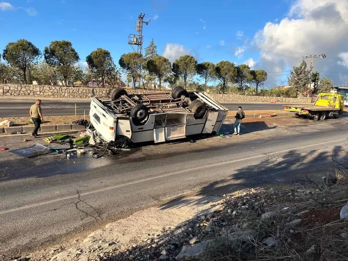 Hatay'da Servis Midibüsü Takla Attı: 25 Tarım İşçisi Yaralandı