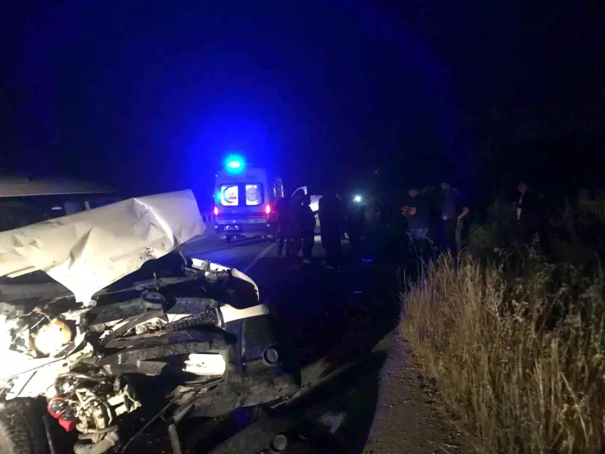 Kaynarca'da Traktör ile Hafif Ticari Araç Çarpıştı: 4 Yaralı