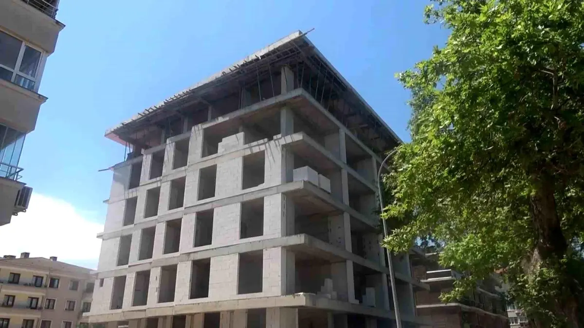 Yalova'da İnşaatta Düşme Kazası: Bir İşçi Ağır Yaralandı