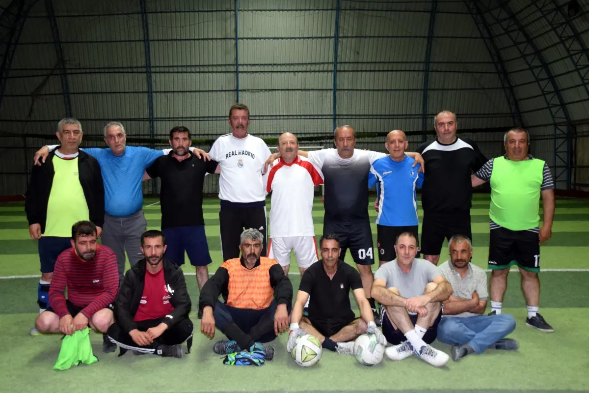 Erciş'te Yaşlılar Halı Saha Maçlarıyla Gençlere Örnek Oluyor