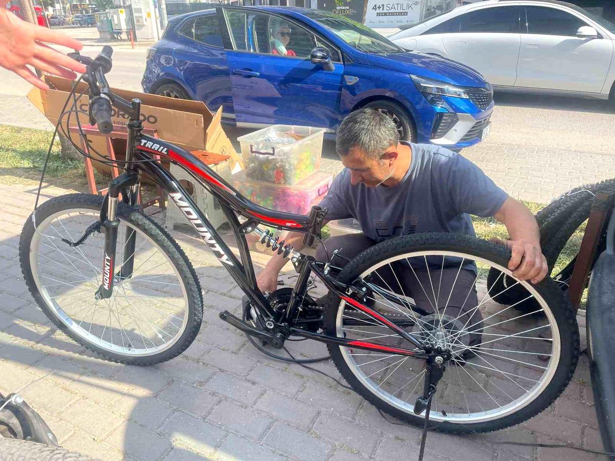 Bursa'da Bisikletçi, Mahalleleri Dolaşarak Servis Sağlıyor