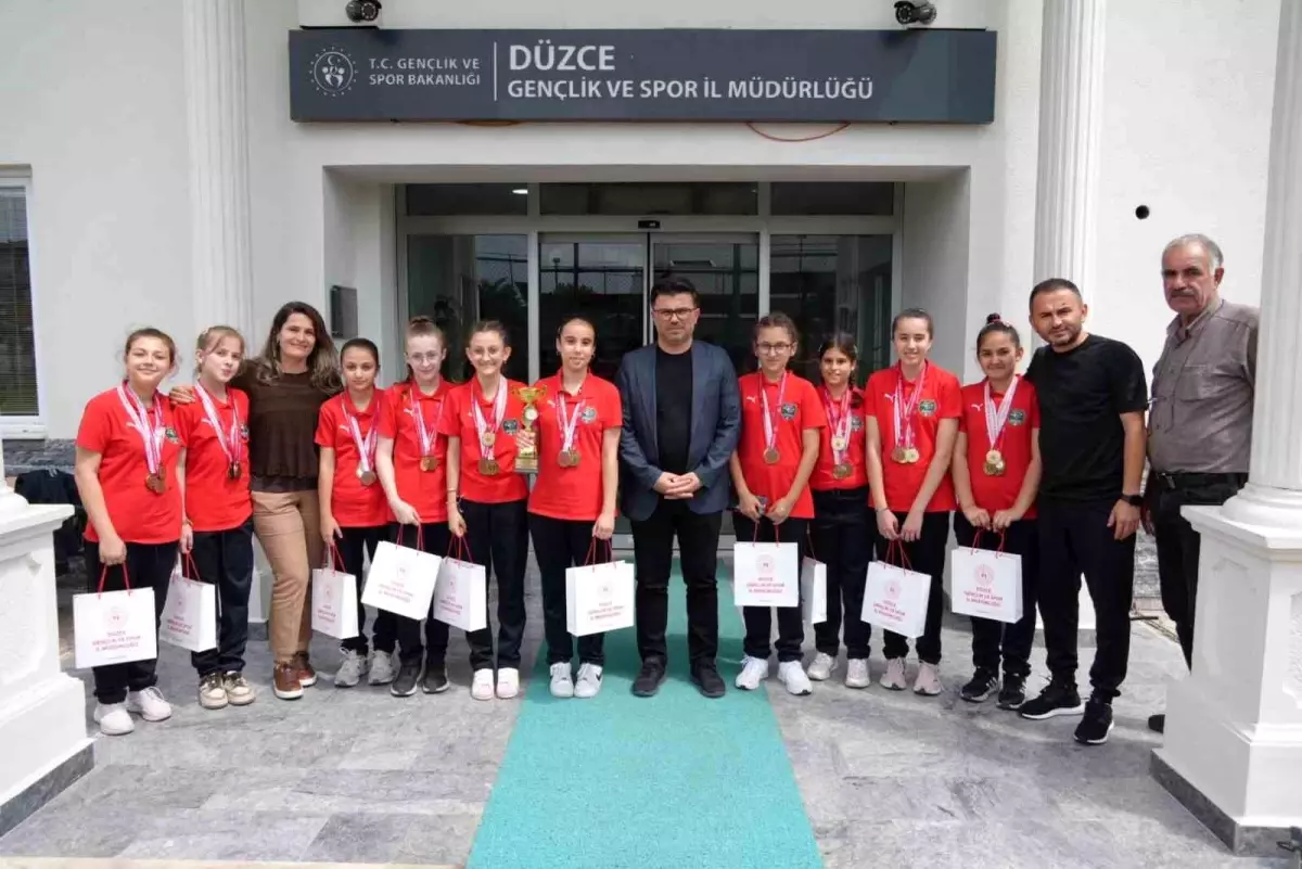 Düzce Hürriyet Ortaokulu, Türkiye Voleybol Şampiyonası'nda Dördüncü Oldu