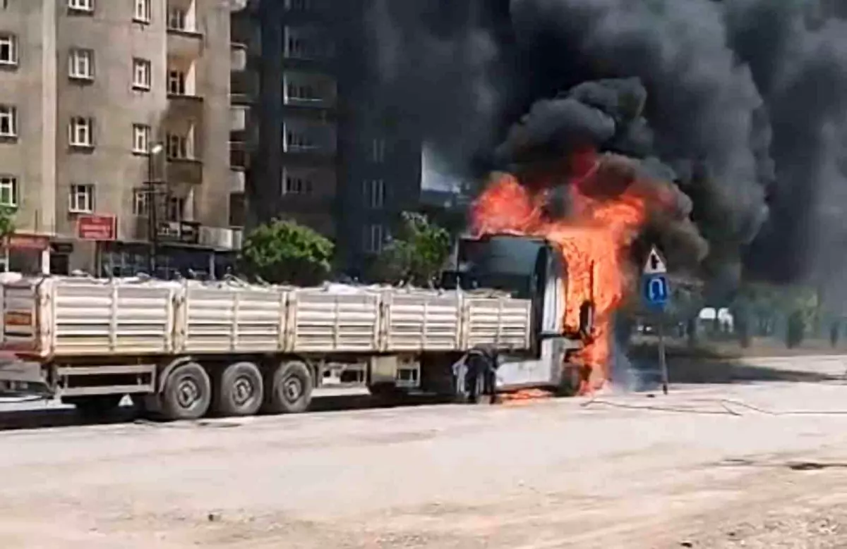 Yüksekova'da Maden Yüklü Tır Yangını