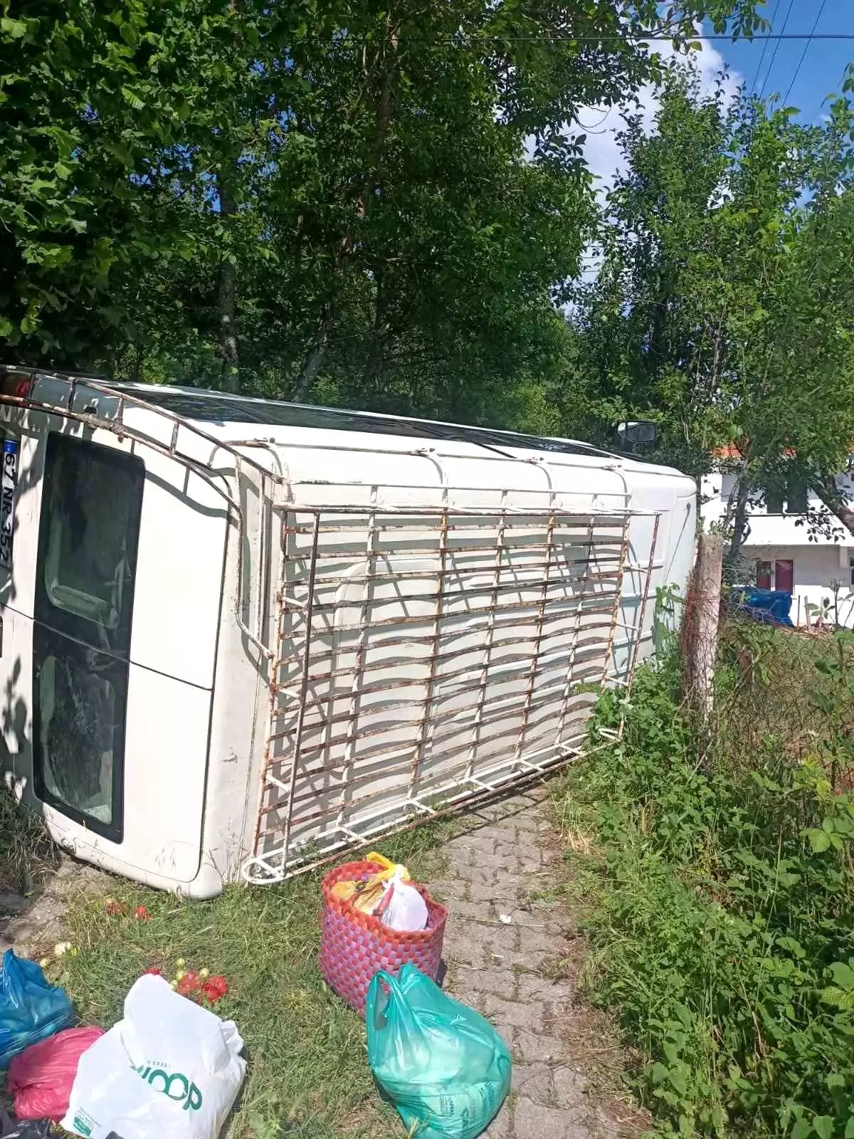 Devrek'te Minibüs Devrildi: 3 Yaralı