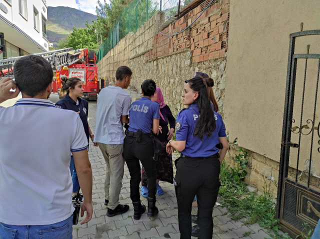 Ailesini tahra ile rehin aldı