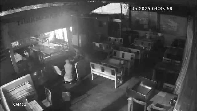 Had a toast for dinner, robbed at night! The camera recorded every moment