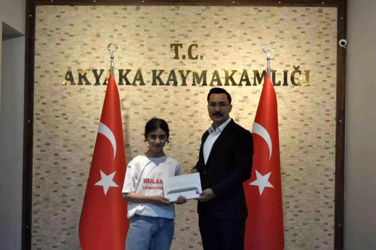 Akyaka'da Türkiye 2.'si Olan Öğrenci Ödüllendirildi