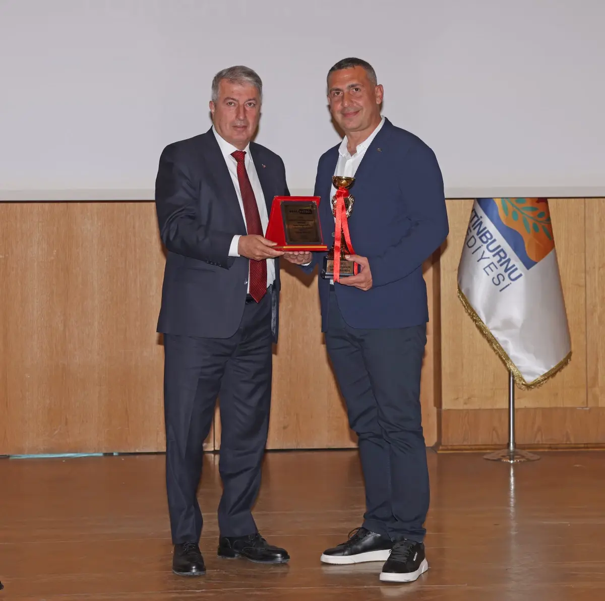 Aliağa Futbol, 2'nci Lig'e Nasırlı Şampiyon Olmanın Gururunu Yaşıyor