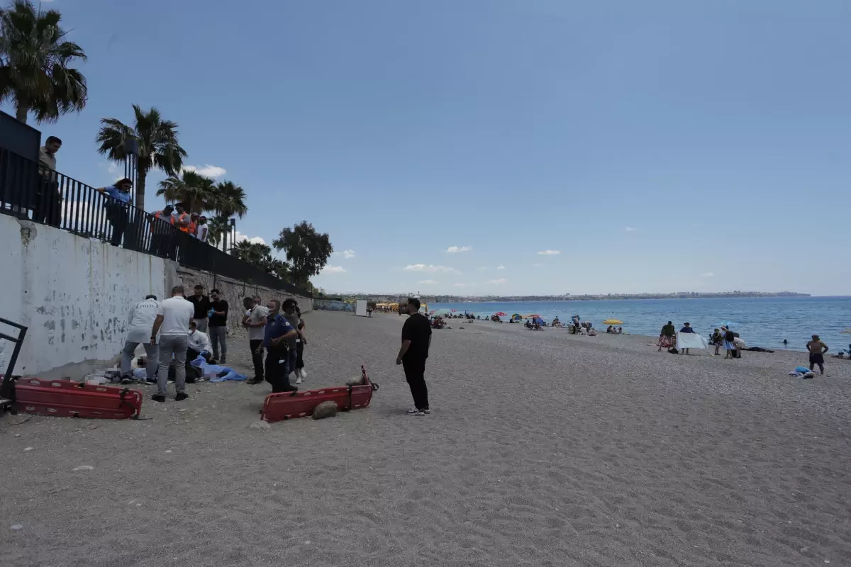Antalya'da evsiz adam Konyaaltı Sahili'nde ölü bulundu